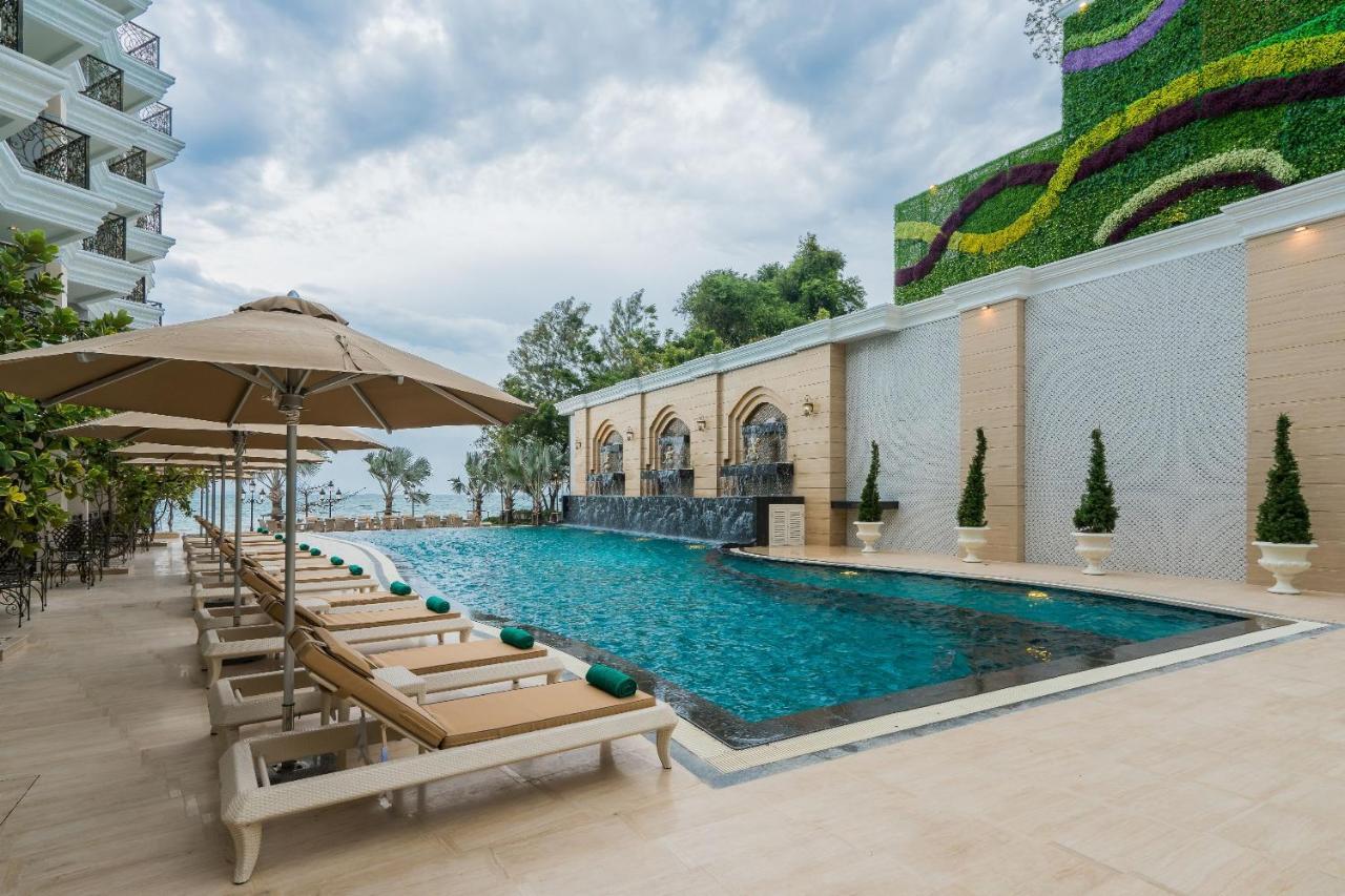 Lk Emerald Beach - Sha Extra Plus Паттайя Экстерьер фото The swimming pool at The Royal