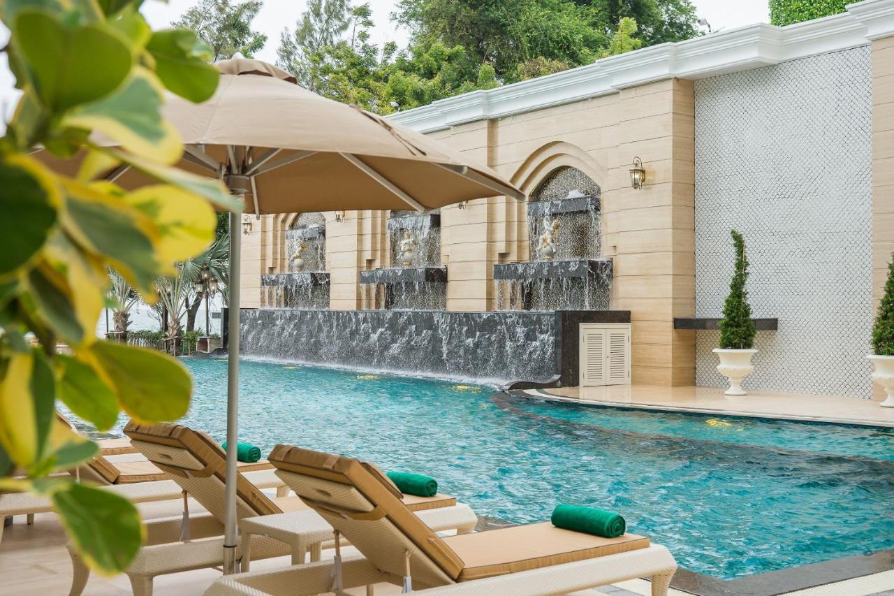 Lk Emerald Beach - Sha Extra Plus Паттайя Экстерьер фото The swimming pool at The Park, Hyderabad